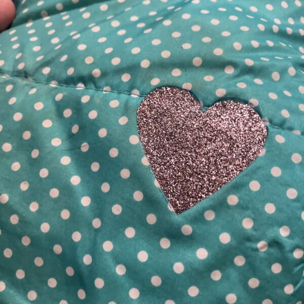 Hvordan man kan reparere et hul i en dynejakke.